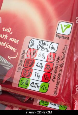 ASDA dunkle Schokolade Verpackung zeigt diätetische Ernährung Infokasten, Fettgehalt der Lebensmittel, Zuckergehalt, Lebensmittel-Etikett in der Nähe, Lebensmittel mit hohem Zucker. Stockfoto