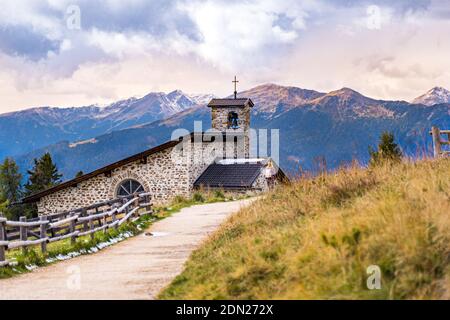 Wanderweg, der zu einer Kirche in den Bergen führt Stockfoto