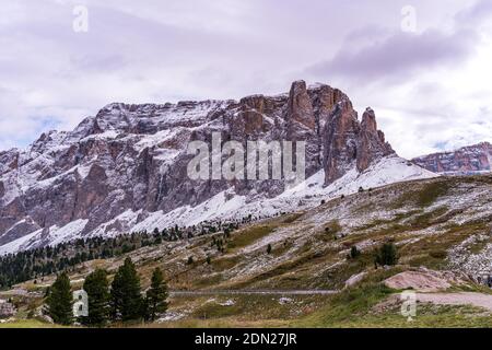 sellaronda Berg mit Schnee bedeckt in den dolomiten Stockfoto