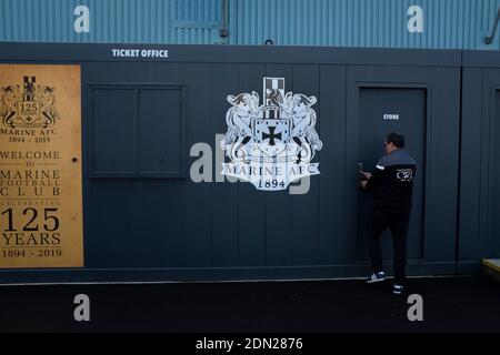 Ein Mitarbeiter des Bodenpersonals betritt den Lagerraum am Boden, bevor Marine Hyde United in einer ersten Runde der FA Trophy in der Marine Travel Arena, früher bekannt als Rossett Park, in Crosby spielt. Aufgrund der Coronavirus-Vorschriften, die Ligaspiele ausgesetzt hatten, waren die einzigen Spiele der Merseysider in Pokalwettbewerben, einschließlich ihres bevorstehenden Gleichspiels gegen Tottenham Hotspur in der dritten Runde des FA Cup. Marine gewann das Spiel mit 1:0, beobachtet mit einer zulässigen Kapazität von 400, mit den Besuchern, die zwei Männer in der zweiten Hälfte geschickt. Stockfoto