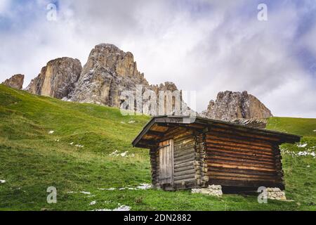 Holzhaus vor dem langkofel Berg Stockfoto