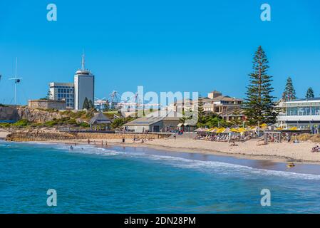 FREMANTLE, AUSTRALIEN, 19. JANUAR 2020: Rundhaus hinter Badegäste Strand in Fremantle, Australien Stockfoto