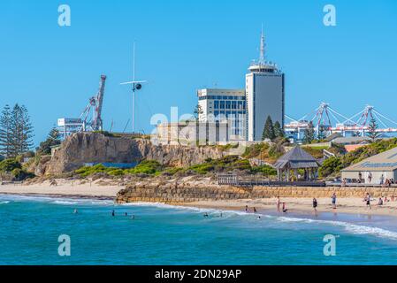 FREMANTLE, AUSTRALIEN, 19. JANUAR 2020: Rundhaus hinter Badegäste Strand in Fremantle, Australien Stockfoto