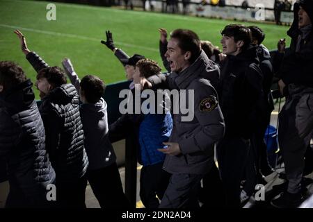 Junge Heimfans auf der Terrasse während der zweiten Hälfte als Marine spielen Hyde United in einer FA Trophy ersten Runde Krawatte in der Marine Travel Arena, früher bekannt als Rossett Park, in Crosby. Aufgrund der Coronavirus-Vorschriften, die Ligaspiele ausgesetzt hatten, waren die einzigen Spiele der Merseysider in Pokalwettbewerben, einschließlich ihres bevorstehenden Gleichspiels gegen Tottenham Hotspur in der dritten Runde des FA Cup. Marine gewann das Spiel mit 1:0, beobachtet mit einer zulässigen Kapazität von 400, mit den Besuchern, die zwei Männer in der zweiten Hälfte geschickt. Stockfoto