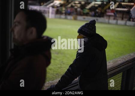 Ein Home Supporter im Schuppen während der zweiten Hälfte als Marine spielen Hyde United in einer FA Trophy erste Runde Krawatte in der Marine Travel Arena, früher bekannt als Rossett Park, in Crosby. Aufgrund der Coronavirus-Vorschriften, die Ligaspiele ausgesetzt hatten, waren die einzigen Spiele der Merseysider in Pokalwettbewerben, einschließlich ihres bevorstehenden Gleichspiels gegen Tottenham Hotspur in der dritten Runde des FA Cup. Marine gewann das Spiel mit 1:0, beobachtet mit einer zulässigen Kapazität von 400, mit den Besuchern, die zwei Männer in der zweiten Hälfte geschickt. Stockfoto