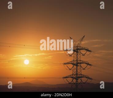 Australien. New South Wales. Hunter Valley. Strommast und Stromleitungen bei Sonnenuntergang. Stockfoto