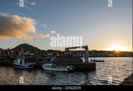 North Berwick, East Lothian, Schottland, Vereinigtes Königreich, 17. Dezember 2020. UK Wetter: Sonnenuntergang über West Bay und North Berwick Hafen mit festverankerten Fischerbooten Stockfoto