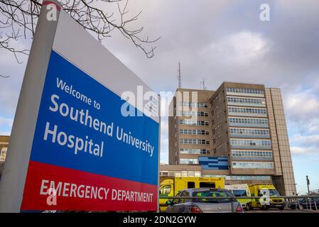 Southend University Hospital Schild, Southend on Sea, Essex, Großbritannien, mit Krankenwagen und Parkplatz. Eingang zum Southend Hospital. Während der COVID 19 Pandemie Stockfoto