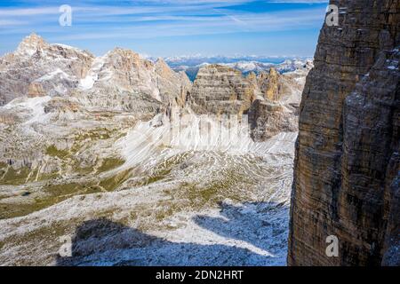 Blick von den drei Gipfeln des lavaredo auf den monte paterno Stockfoto