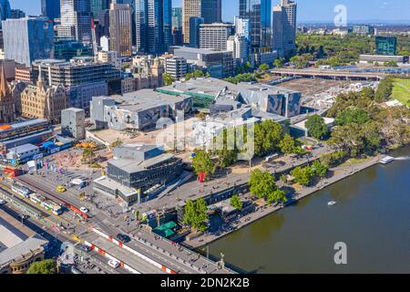 MELBOURNE, AUSTRALIEN, 1. JANUAR 2020: Luftaufnahme des Federation Square in Melbourne, Australien Stockfoto