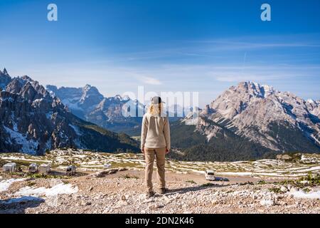 Weibliche Wanderer bewundern den Panoramablick auf die Berge Stockfoto