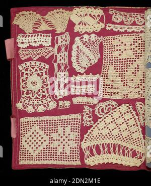 Musterbuch, Medium: Baumwolle, Seide, Leinen, Wolltechnik: Häkeln, 21-seitiges Musterbuch. Cover in Seide mit einem Design von Mohnblumen in rosa und grün auf einem dunkelblauen Boden. Seiten aus braun, blau, grün, rot und rosa Baumwolle. Mit 333 Stichproben von Häkeln und verflixten Netzarbeiten in Leinen, Baumwolle und Wollfäden. Zwei rosa Seidenbänder zum Schließen., USA, ca. 1850, Musterbücher, Musterbuch Stockfoto