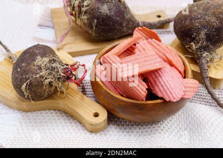 Schüssel mit gesunden Rüben Chips aus Kichererbsenmehl mit Sesam auf dem Tisch. Gesunde Snack Stockfoto