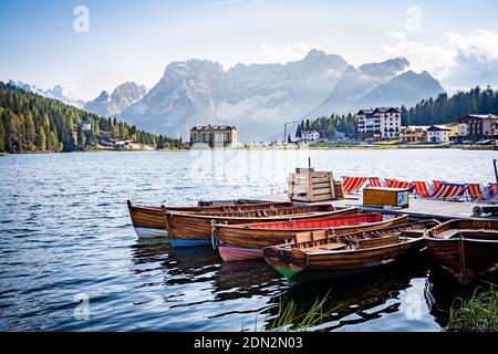 Holzboote auf einem See mit Bergen im Hintergrund Stockfoto