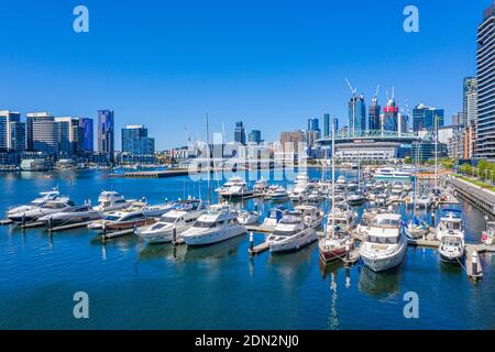 MELBOURNE, AUSTRALIEN, 1. JANUAR 2020: Bootsanlegestelle im docklands-Viertel von Melbourne, Australien Stockfoto