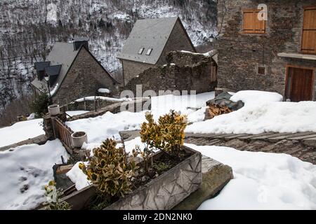 Horizontale Ansicht von einigen Berghäusern umgeben von Schnee, Bausén, Vall d’Aran, Lleida, Katalonien, Spanien Stockfoto