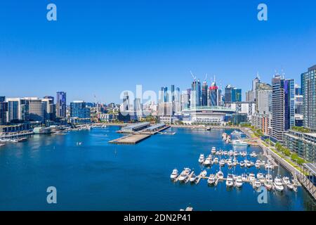 MELBOURNE, AUSTRALIEN, 1. JANUAR 2020: Bootsanlegestelle im docklands-Viertel von Melbourne, Australien Stockfoto