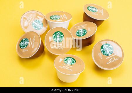 Tjumen, Russland-Dezember 10, 2020: Starbucks Dolce gusto nescafe Espresso Kaffeekapseln auf gelbem Hintergrund Stockfoto