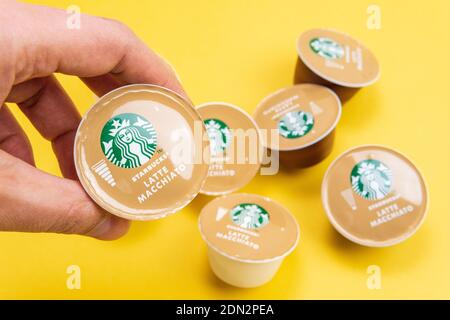 Tjumen, Russland-Dezember 10, 2020: Starbucks Dolce gusto nescafe Espresso Kaffeekapseln auf gelbem Hintergrund Stockfoto