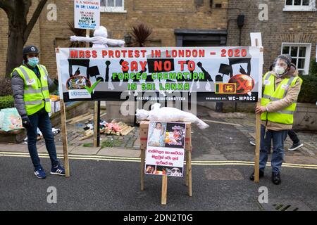 Protestierende mit Transparent während des Protestes gegen die erzwungene Einäscherung von COVID-19 Opfern in Sri Lanka, Botschaft von Sri Lanka, London, 12. Dezember 2020 Stockfoto