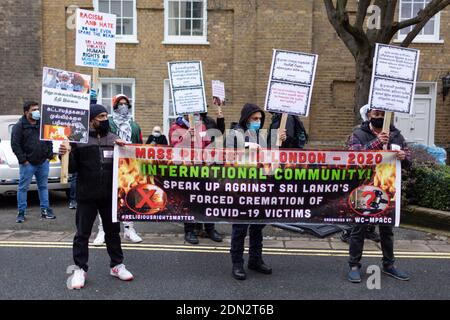 Protestierende mit Plakaten während des Protestes gegen die erzwungene Einäscherung von COVID-19 Opfern in Sri Lanka, Botschaft von Sri Lanka, London, 12. Dezember 2020 Stockfoto