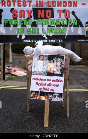 Protestdemonstration gegen die erzwungene Einäscherung von COVID-19 Opfern in Sri Lanka, Botschaft von Sri Lanka, London, 12. Dezember 2020 Stockfoto