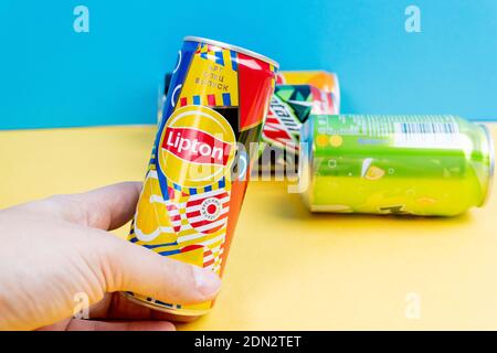 Tjumen, Russland-10. Dezember 2020: Lipton Logo kohlensäurehaltige Getränk in Aluminiumkänne der Firma PepsiCo. Stockfoto