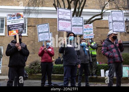 Protestierende mit Plakaten während des Protestes gegen die erzwungene Einäscherung von COVID-19 Opfern in Sri Lanka, Botschaft von Sri Lanka, London, 12. Dezember 2020 Stockfoto