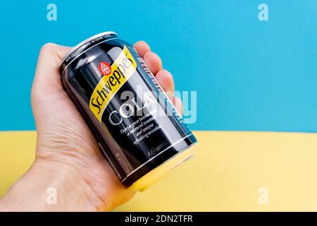 Tjumen, Russland-10. Dezember 2020: Dose des Schweppes Cola-Logos aus nächster Nähe. Stockfoto