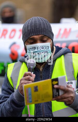 Protestierende halten Rede während des Protestes gegen die erzwungene Einäscherung von COVID-19 Opfern in Sri Lanka, Botschaft von Sri Lanka, London, 12. Dezember 2020 Stockfoto