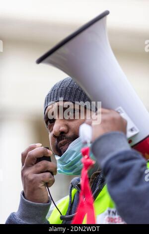 Protestierende halten Rede während des Protestes gegen die erzwungene Einäscherung von COVID-19 Opfern in Sri Lanka, Botschaft von Sri Lanka, London, 12. Dezember 2020 Stockfoto