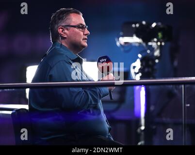 Sky Sports-Experte John ist am dritten Tag der William Hill World Darts Championship im Alexandra Palace, London, am Set. Stockfoto