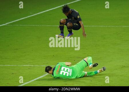 Orlando, Florida, USA. Dezember 2020. LAFC Forward Latif Blessing #7 Sprünge über Torwart Sebastian Jurado #33 im CONCACAF Viertelfinale. (Foto: Marty Jean-Louis/Alamy Live News Stockfoto