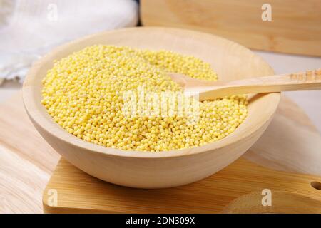 Hirse Grütze in Holzschale. Ernährung bio. Natürliche Lebensmittelzutat. Stockfoto