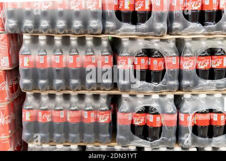 Tjumen, Russland-07. November 2020: Coca Cola Sprite Fanta in den Verkauf von kohlensäurehaltigen Getränken Stockfoto