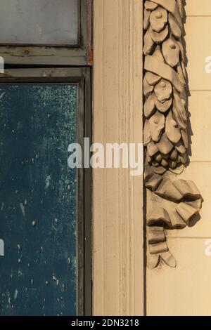 Elemente der architektonischen Dekoration von Gebäuden, Fenstern und Rahmen, Bögen und Geländer, Stuckleisten. Auf den Straßen in Istanbul, öffentlich Stockfoto