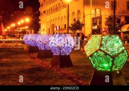 Thessaloniki, Griechenland - 15. Dezember 2020: Weihnachtsschmuck in den Straßen und Plätzen der Stadt Thessaloniki Stockfoto