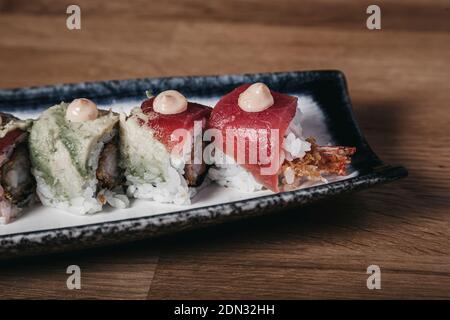 Garnelen Uramaki mit Thunfisch Tataki gekrönt. Stockfoto
