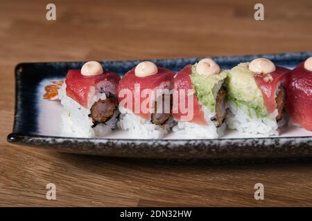 Nahaufnahme von Garnelen Urimaki mit Thunfisch Tataki bedeckt. Stockfoto
