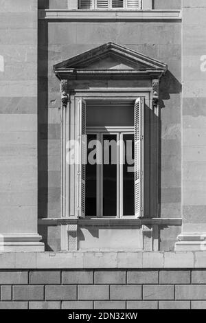 Elemente der architektonischen Dekoration von Gebäuden, Fenstern und Rahmen, Bögen und Geländer, Stuckleisten. Auf den Straßen in Istanbul, öffentlich Stockfoto