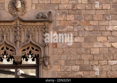 Elemente der architektonischen Dekoration von Gebäuden, Fenstern und Rahmen, Bögen und Geländer, Stuckleisten. Auf den Straßen in Istanbul, öffentlich Stockfoto