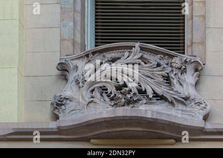 Elemente der architektonischen Dekoration von Gebäuden, Fenstern und Rahmen, Bögen und Geländer, Stuckleisten. Auf den Straßen in Istanbul, öffentlich Stockfoto