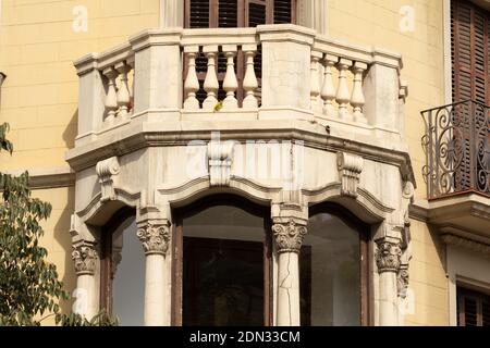 Elemente der architektonischen Dekoration von Gebäuden, Fenstern und Rahmen, Bögen und Geländer, Stuckleisten. Auf den Straßen in Istanbul, öffentlich Stockfoto