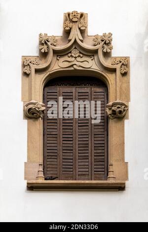 Elemente der architektonischen Dekoration von Gebäuden, Fenstern und Rahmen, Bögen und Geländer, Stuckleisten. Auf den Straßen in Istanbul, öffentlich Stockfoto