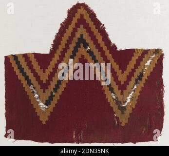 Fragment, Medium: Technik: Diskontinuierliche ineinandergreifende Verkarbungen mit durchgehendem Schuss, großes Zickzack-Design bestehend aus vier Reihen in Brauntönen, dunkelblau, auf rotem Grund., Peru, 1420–1532, gewebte Textilien, Fragment Stockfoto