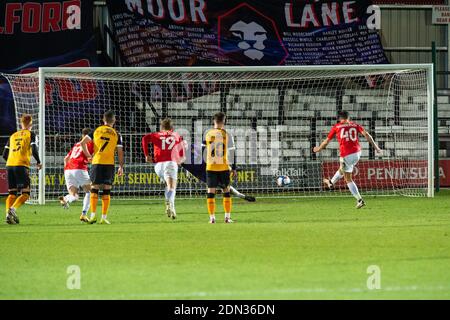 Newport County Torwart Nick Townsend rettet einen Elfmeterstoß vor Ian Henderson von Salford City während des Sky Bet League 2 Spiels in Moor Lane, Salford Bild von Matt Wilkinson/Focus Images Ltd /Sipa USA 15/12/2020 Stockfoto