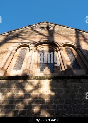 Rundbogenfenster auf der Südseite der Apsis in der Holy Trinity Church, Dilton Marsh, Wiltshire, England, Großbritannien. Stockfoto