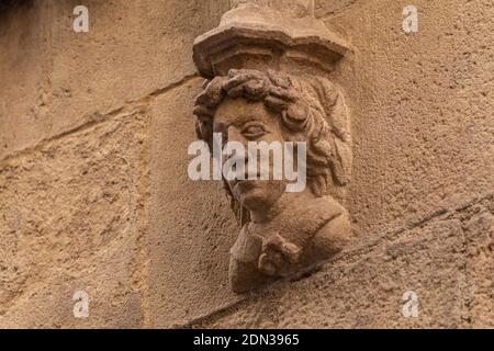 Elemente der architektonischen Dekorationen von Gebäuden, Stuck Gips, Wand Putz Textur und Muster. Auf den Straßen in Katalonien, öffentliche Plätze. Stockfoto