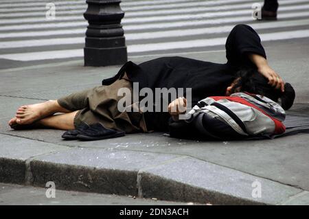 Unbedarft schlafen auf der Straße. Stockfoto