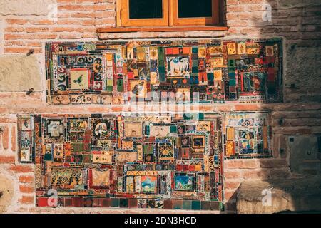 Tiflis, Georgien. Berühmte Rezo Gabriadze Marionettentheater Uhrturm auf die Altstadt. Puppentheater Museum in Tiflis, Georgien. Stockfoto